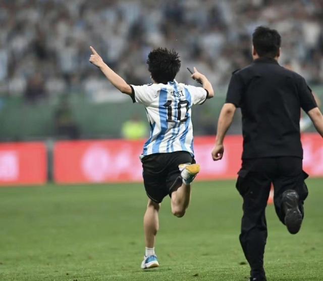 星空-平安北京：冲入球场球迷被行拘 12个月不得进球场