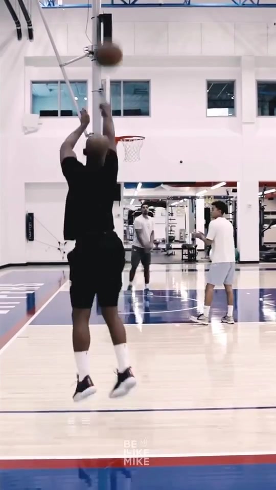 星空-哦🧐？保罗晒出三分训练视频并@湖人主帅雷迪克 20次出手全中！